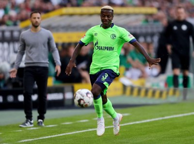 مدرب شالك يدافع عن منديل