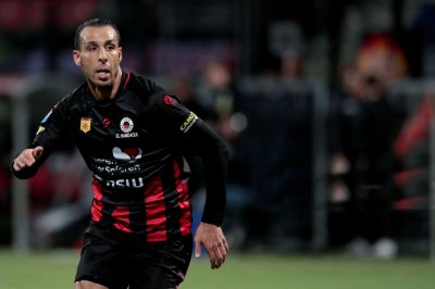 الحمداوي يقصي فريقه في أول مباراة