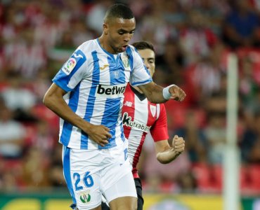 النصيري والزهر يد في يد