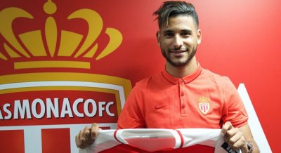 أيت بناصر مع موناكو في مباراة بروج