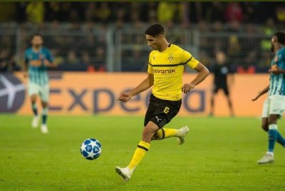 حكيمي .. لا يتوقف عن الهدايا