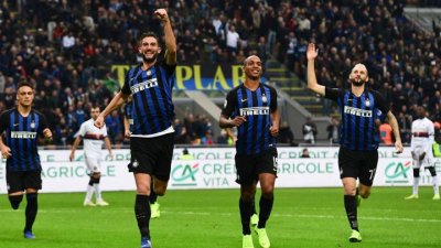 انتر ميلانو يسحق جنوة وينتزع سابع انتصار له في الدوري الايطالي