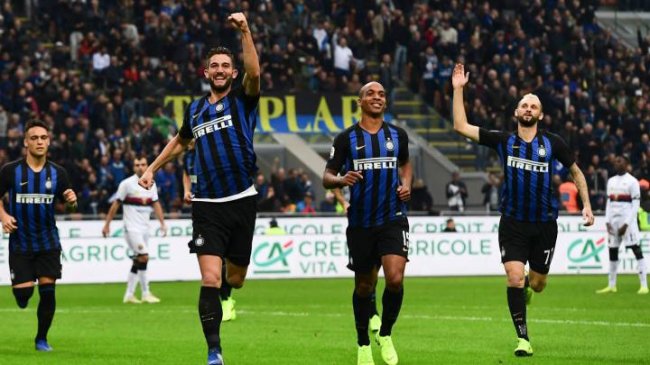 انتر ميلانو يسحق جنوة وينتزع سابع انتصار له في الدوري الايطالي