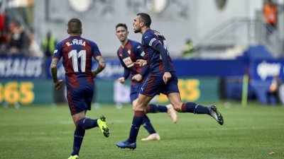 بطولة إسبانيا: ألافيس يفشل في اللحاق ببرشلونة المتصدر