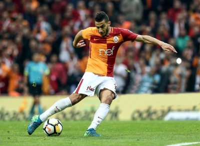 حكيمي يقدم بطاقة دعوة لبلهندة للإلتحاق بألمانيا