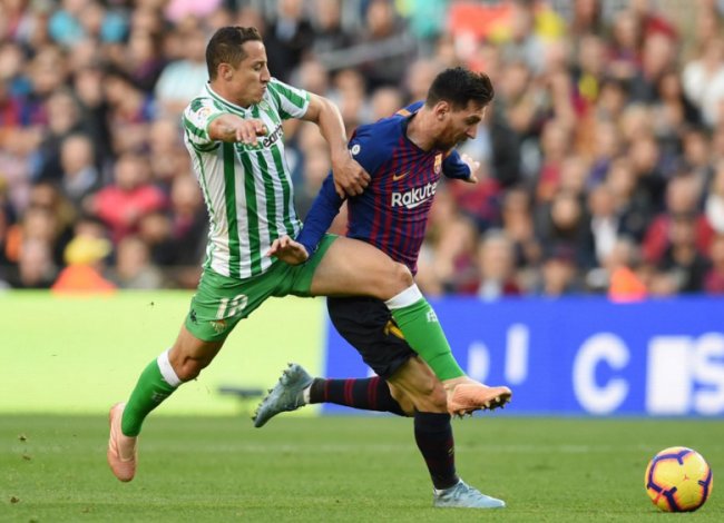 ميسي يعود لكن برشلونة يخسر على أرضه أمام بيتيس