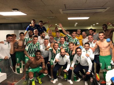 هكذا احتفل زهير فضال بالفوز التاريخي على برشلونة