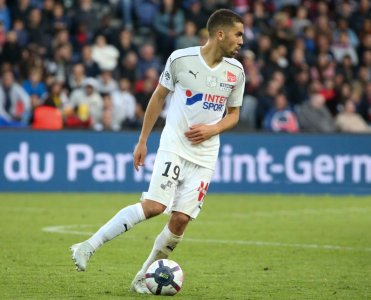 الحجام يخرج من النفق