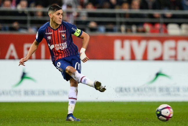 العميد تألق بفرنسا