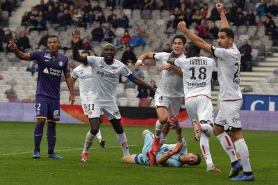 هل نطمئن على دفاع الأسود بتألق أكرد