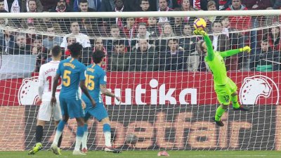 بطولة إسبانيا: تعادل إشبيلية وأتلتيكو مدريد يمهد الطريق للقب الخريف لبرشلونة