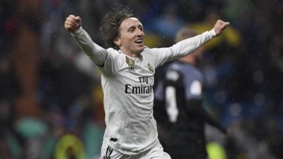 ريال مدريد يكسب قمة الليغا