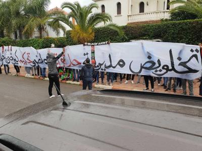 وقفة إحتجاجية للجماهير العسكرية أمام الجامعة