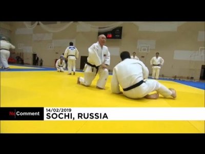 شاهد: بوتين يمارس الجودو في سوتشي ويصاب في إصبعه