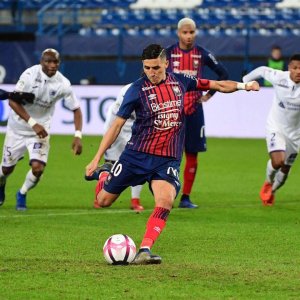 فجر متمسك بالصف ما قبل الأخيرة