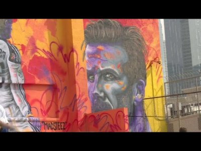 شاهد: نجم كرة القدم ديفيد بيكام يدشن ملعبا في حي فقير في لوس أنجلس…