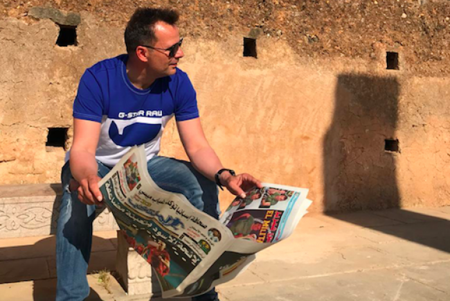 الوس وافق على ارتداء القميص العسكري