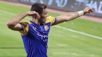 حمد الله يرفع رصيده على رأس الهدافين والنصر ينتزع الصدارة