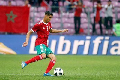 بالصورة حكيمي مع طبيب المنتخب الوطني وطبيب دورتموند بعد العملية