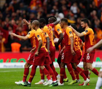 بلهندة وغلطة سراي يواصلان أحلامهما باللقب