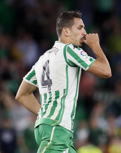 فضال يخطف الأضواء من نجم برشلونة السابق