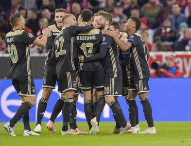 ثلاثي أجاكس ينطلق نحو حسم لقب البطولة