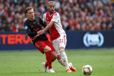 مغاربة أجاكس وضعوا اليدين على الدرع