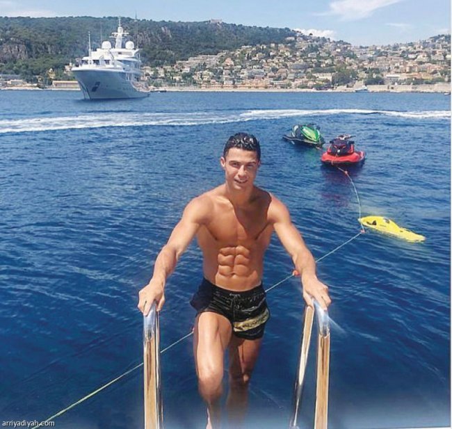 بالصورة.. رونالدو يغوص في اليونان