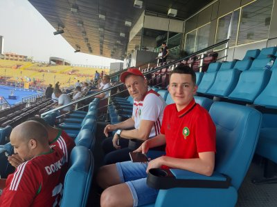 والد أسامة الإدريسي وشقيقه بمدرجات ملعب السلام