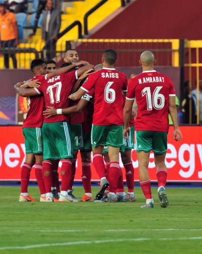 نجوم وأساطير الكرة يتابعون مباراة الأسود