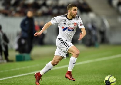 وليد الحجام يلعب لهذا النادي في الدرجة الثانية