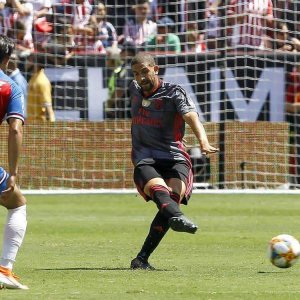 عادل تاعرابت أنقص وزنه ورفع التحدي مع بنفيكا