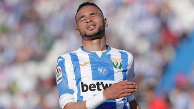 يوسف النصيري يوقع لمعجبيه في طنجة