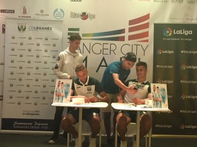 النصيري حضر حفل توقيع الأتوغرافات لجماهير طنجة