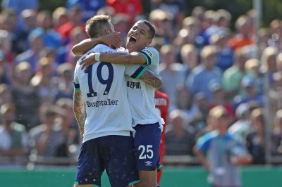 حارث يعبر بكل قوة