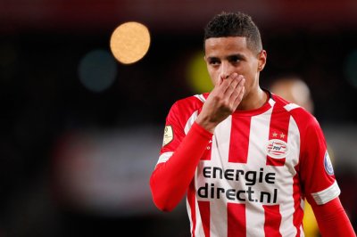 إحتارين حائر بين  الأسود  و الطواحين  ويرفض الحسم السريع