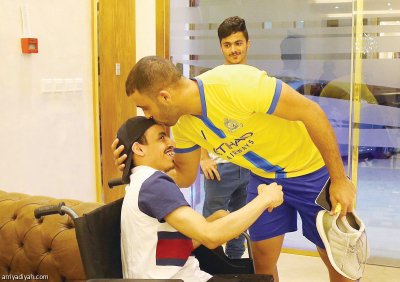 حمد الله يكافئ مشجعا لبى دعوة المساندة