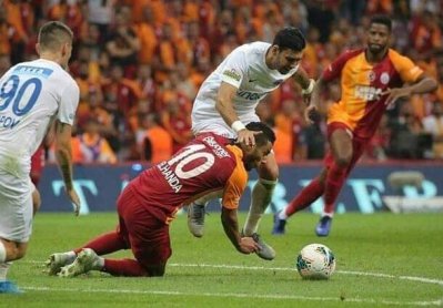 بالصور.. بلهندة يخضع لعملية جراحية