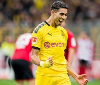 حكيمي يوقع على تألقه بدور الجناح