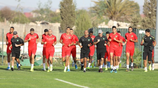 هؤلاء ينتظرون الفرصة أمام الغابون