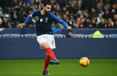 الفرنسي عادل رامي يوجه تحية عسكرية  تركية 