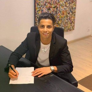 مستور وقع العقد مع ناديه الأم