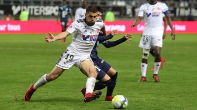 الحجام يقود طروا لصدارة الليغ2