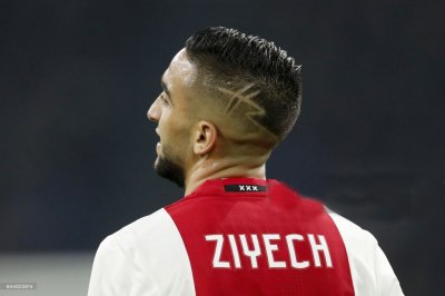 زياش يرسم  الفرحة على مناصر في وضعية اعاقة