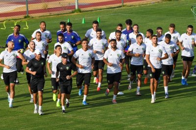 60 لاعبا بالفريق الوطني