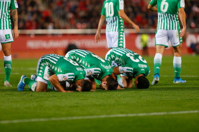 زهير فضال يرد على منتقدي سجوده !