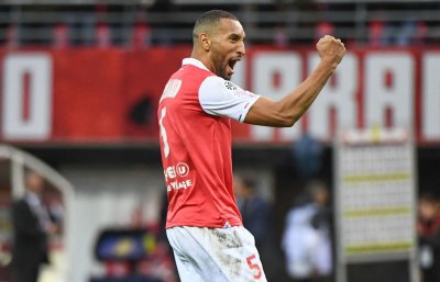 العميد عبد الحميد بكامل الصرامة أمام سانت إتيان