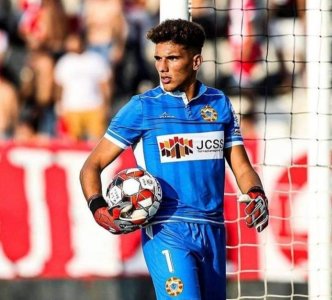 حارس مغربي يشق طريقه بالبرتغال