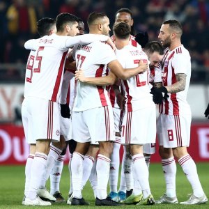 العرابي يهدي أولمبياكوس فوزا جديدا