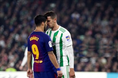 فضال متفرج على نزال بيتيس وبرشلونة